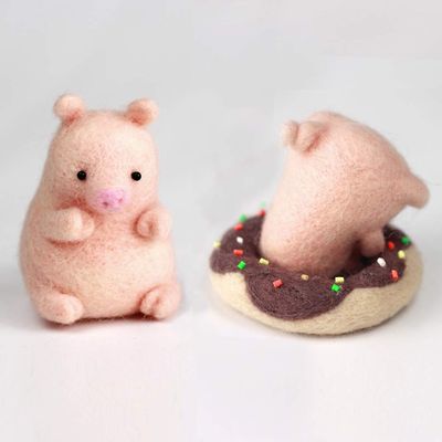 Artec360 Pig Love Donut Needle Felting Kits 70s (19um) Grade Merino Wool - Needles, Finger Guards, High-Density Foam Mat, Instructions