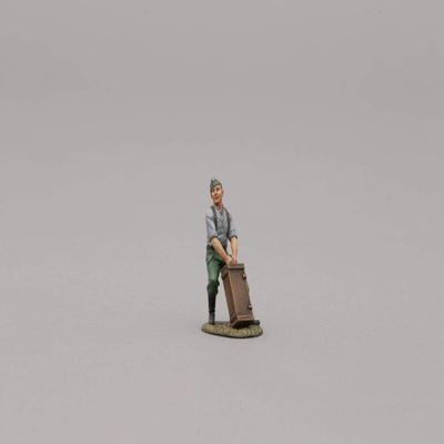 Thomas Gunn Miniatures World War 1 ACCPACK023 German with Wooden Crate 1:30 Scale Pewter