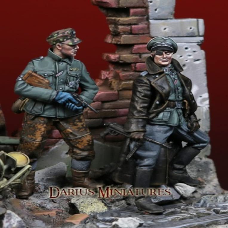 Darius Miniature DMF35044 1/35 WWII German Waffen SS Commander Set, 2 Pieces, Resin Kit