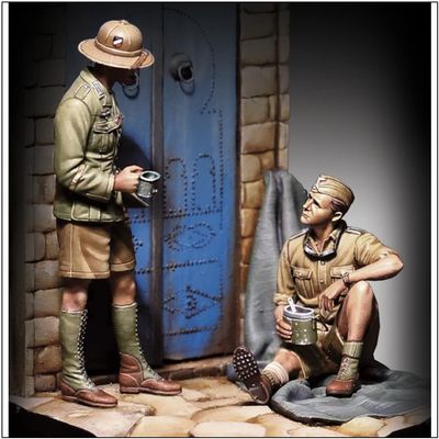 Royal Model RM951 1/35 WWII German Army African Army Soldier Two DAK Soldier Taking Lunch 2 Piece Resin Kit