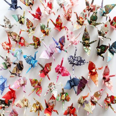 100PCS Premade Japanese Washi Origami Paper Cranes Folded Origami Cranes Handmade DIY Yuzen Paper Cranes Garlands For Tea Party Favors Wedding Baby Shower Birds Party Supplies (5.5")
