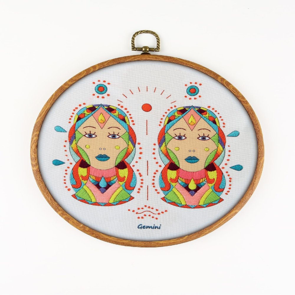 Gemini EM086 - DIY Embroidery Kit. Set of Threads, Needles, Stamped Cloth, Needle Threader, Embroidery Clippers and Printed Color Pattern Inside.