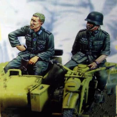 1/35 WWII German Soldier Resin Model Kit Unpainted and Unassembled Resin Model Parts (2 Men, No Motorcycle) // C2q5-3